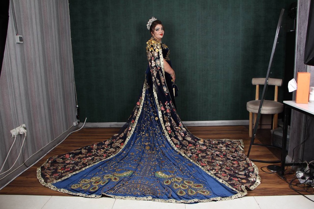 لباس آبی سلطنتی با شنل گل‌دوزی‌شده، مدل RS-021